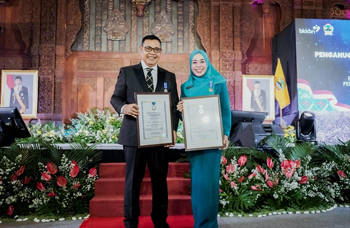 Bupati-dan-Ketua-TP-PKK-Kabupaten-Solok-Raih-Penghargaan-Manggala-Karya-Kencana-di-Semarang